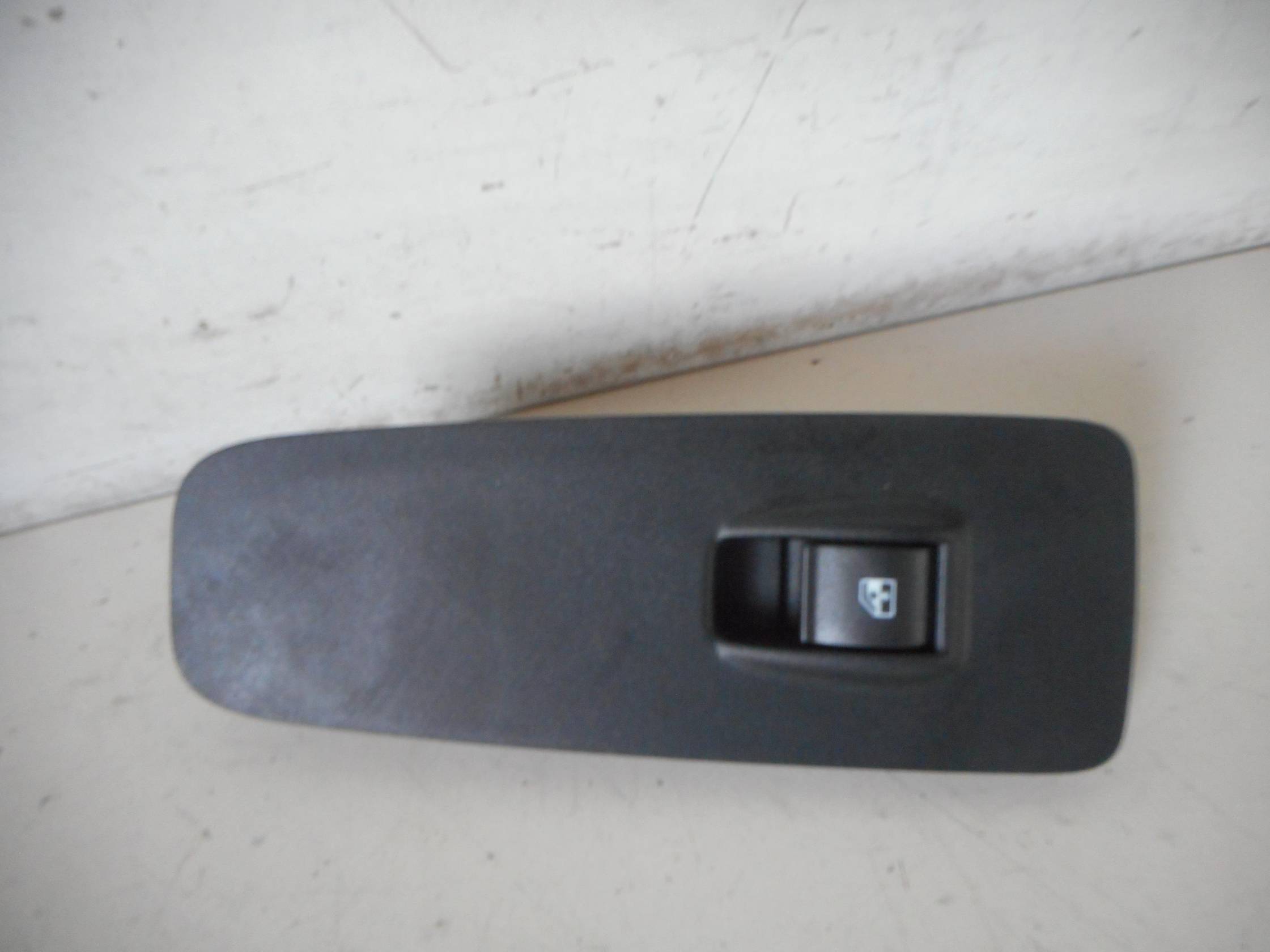 Interruttore alzacristalli porta ant.